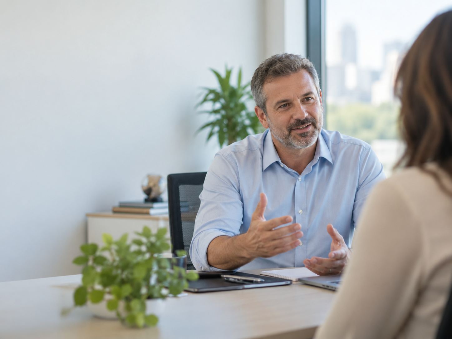 Consultor da SaluteVitae atendendo cliente empresarial